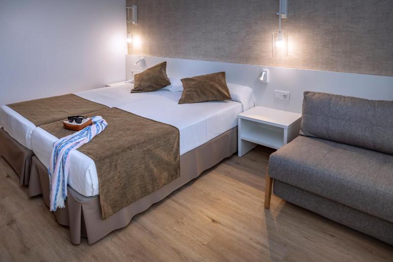 Twin Room with Extra Bed and Balcony image 4