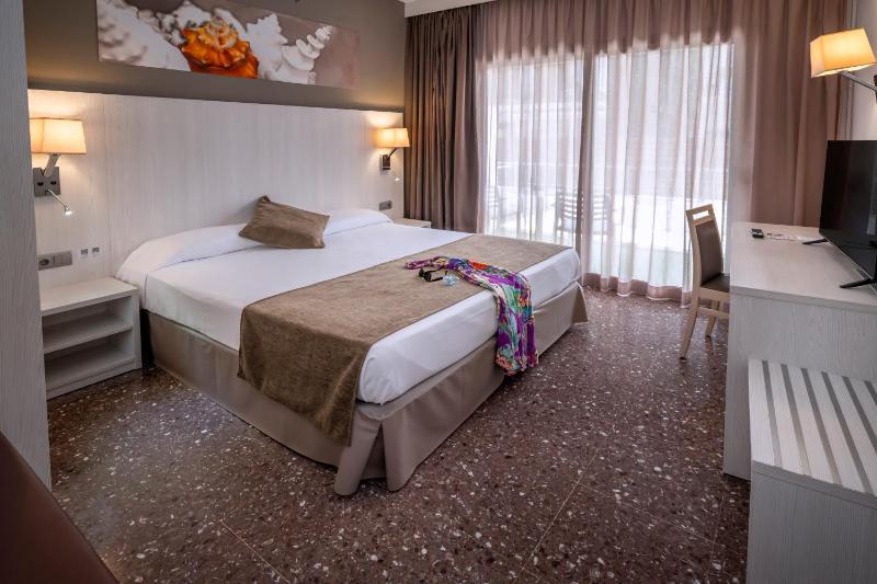 Twin Room with Balcony image 4