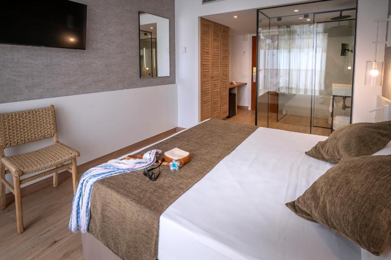 Twin Room with Balcony image 3