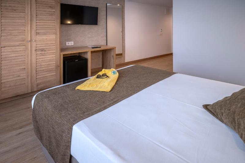 Twin Room with Balcony image 2