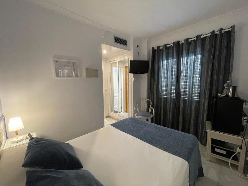 Single Room image 3