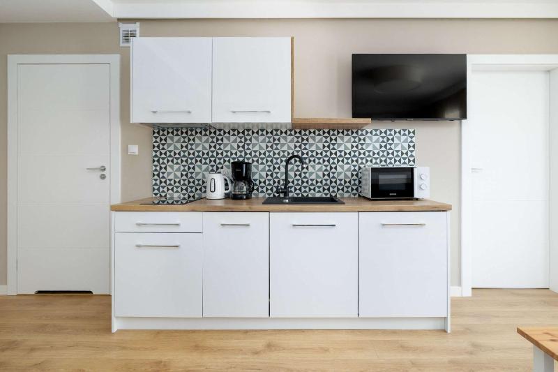 Nadmorski Apartament w Pobierowie z Parkingiem oraz Basenem by Noclegi Renters - image 25