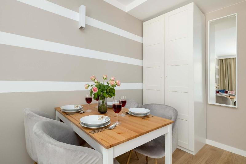 Nadmorski Apartament w Pobierowie z Parkingiem oraz Basenem by Noclegi Renters - image 22