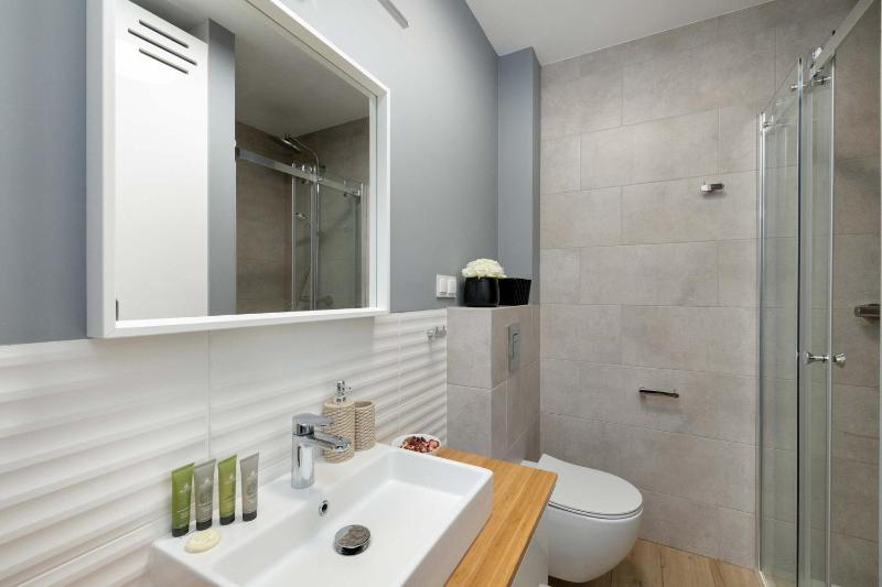 Nadmorski Apartament w Pobierowie z Parkingiem oraz Basenem by Noclegi Renters - image 16