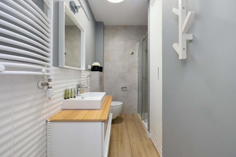 Nadmorski Apartament w Pobierowie z Parkingiem oraz Basenem by Noclegi Renters - image 14