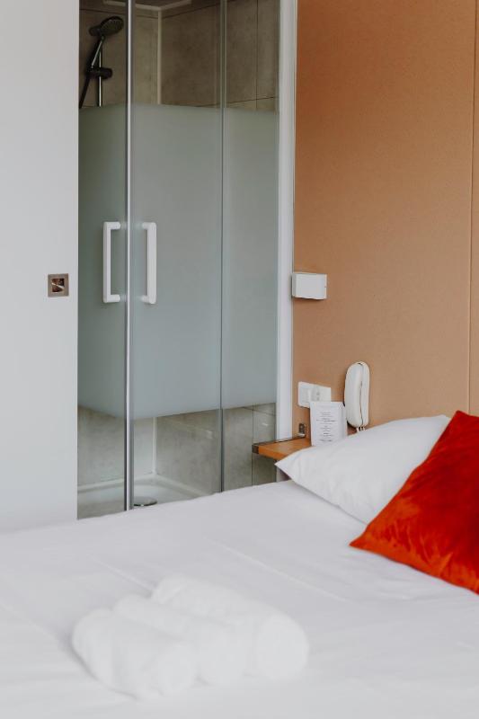 Small Double Room with Open Bathroom - Non-Smoking image 2
