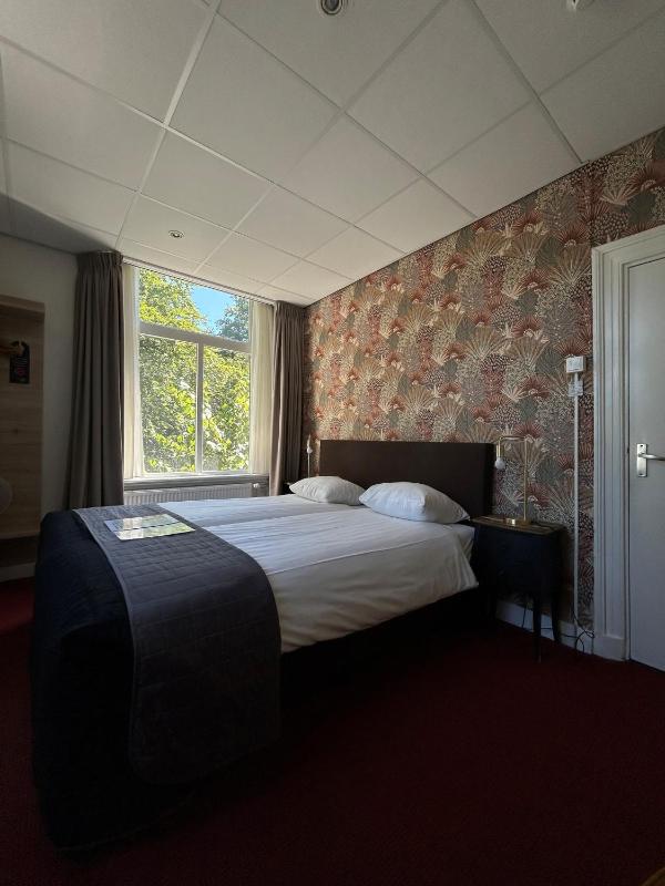 Economy Twin Room image 3