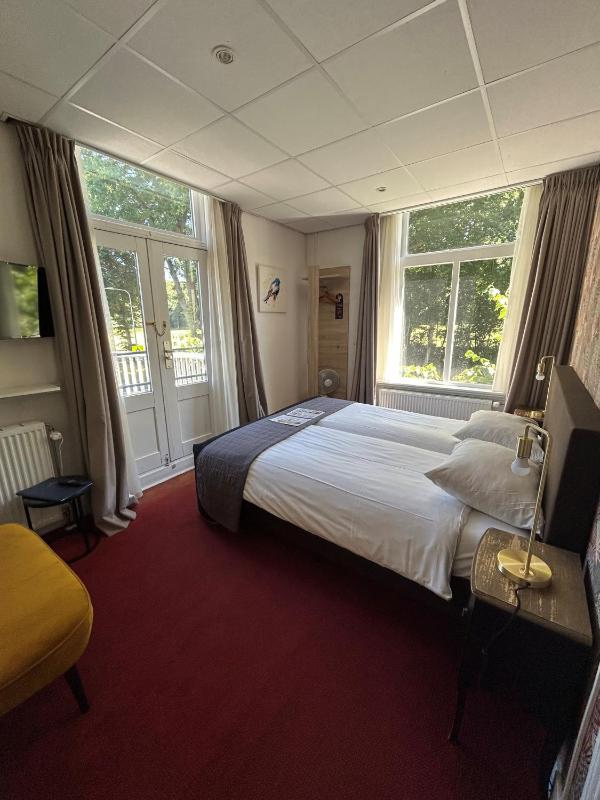 Economy Twin Room image 1