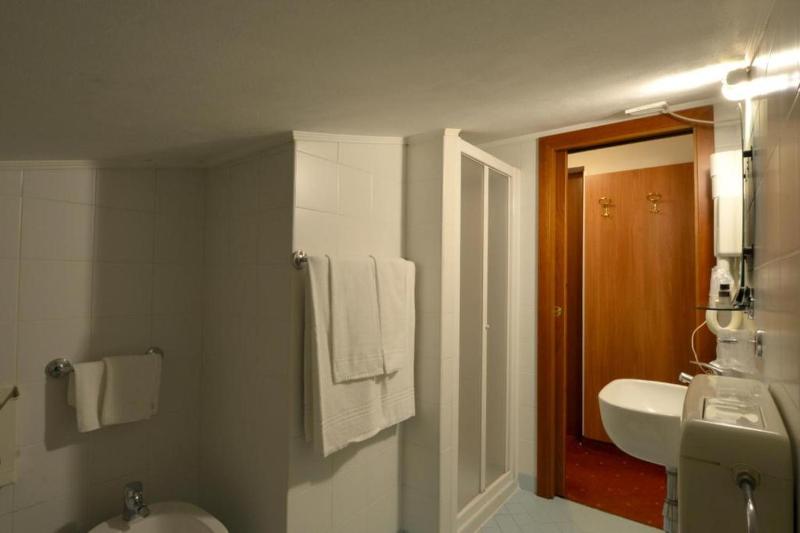 Economy Double or Twin Room image 2