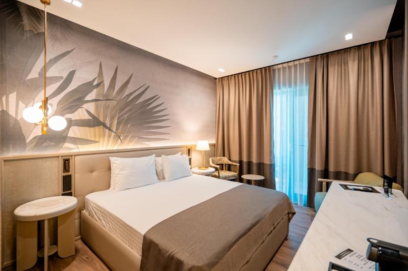 Double Room with Lake View image 1