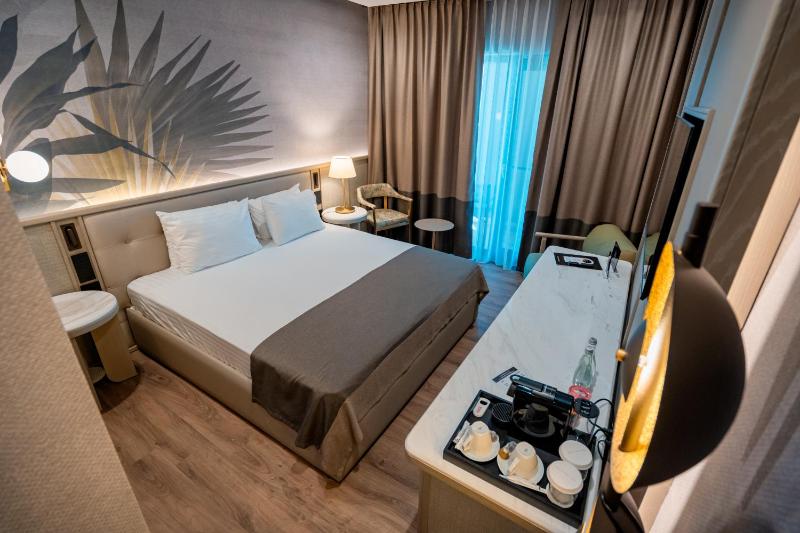 King Room with balcony & Lake View image 1