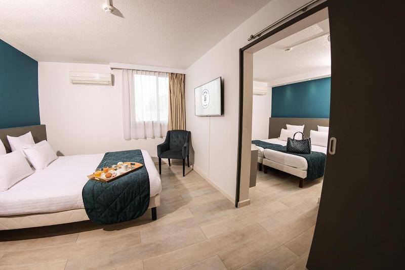 Deluxe Triple Room image 1