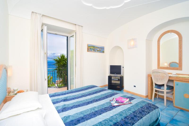 Deluxe Double Room image 4