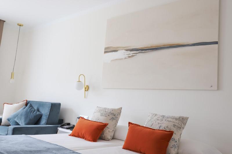 Double or Twin Room with Balcony and Parking image 1