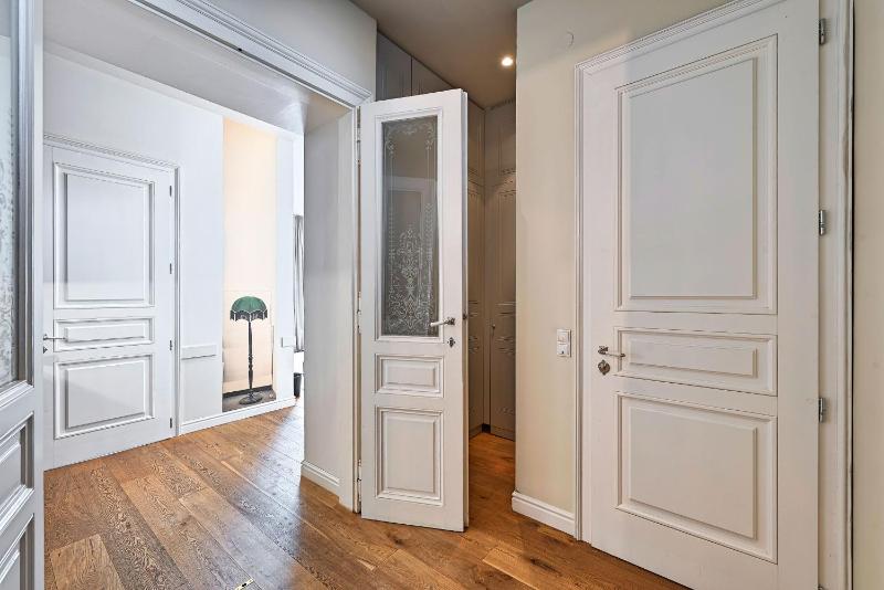 Large One-Bedroom Apartment image 3