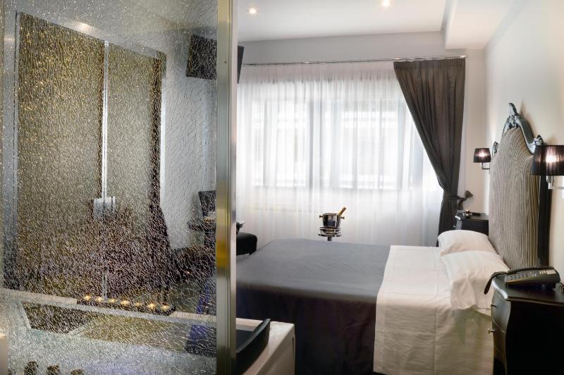Suite with Spa Bath image 4