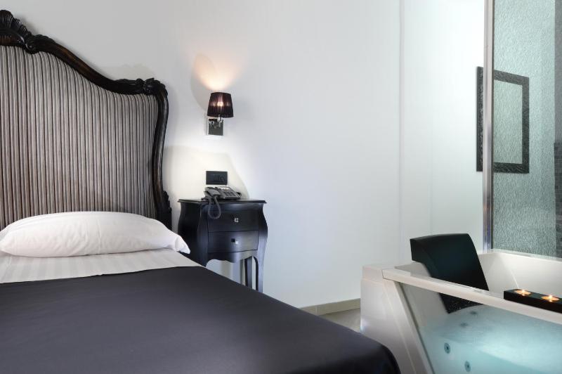 Suite with Spa Bath image 3