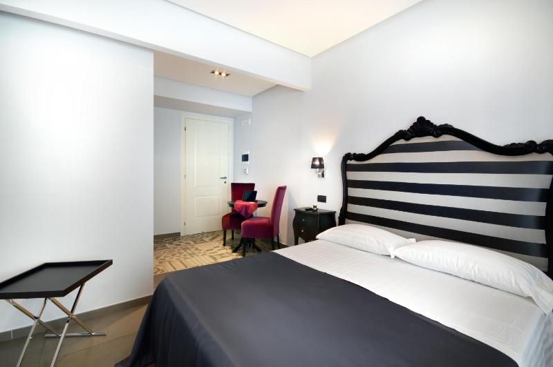 Junior Suite with Balcony image 4