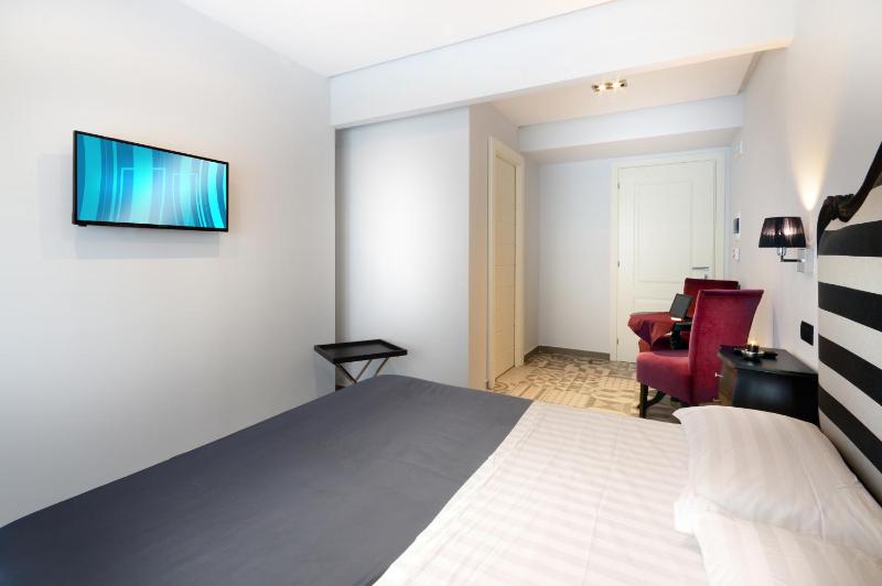 Junior Suite with Balcony image 2