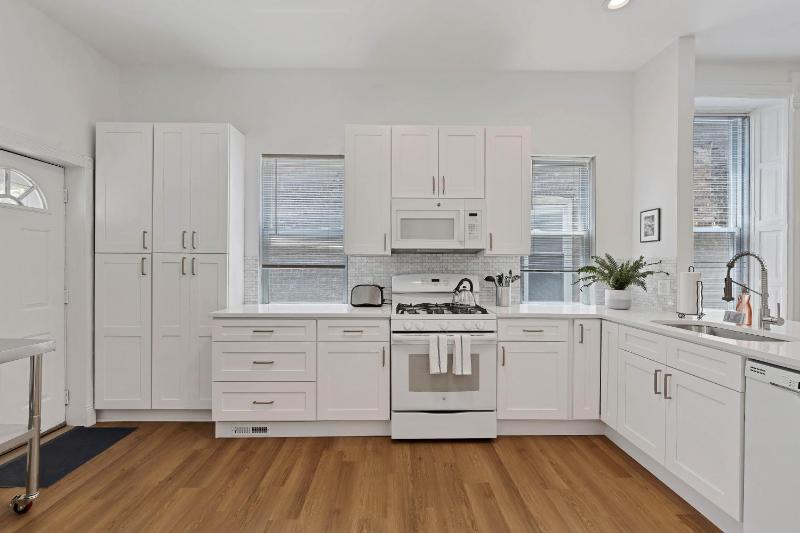 Newly Updated Vintage 6 Bedroom Single Family Home home - image 9