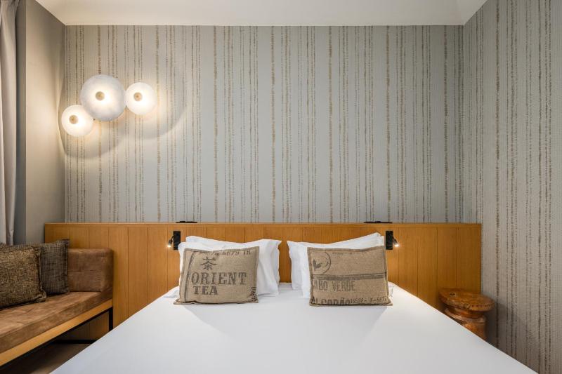 Deluxe Room image 3