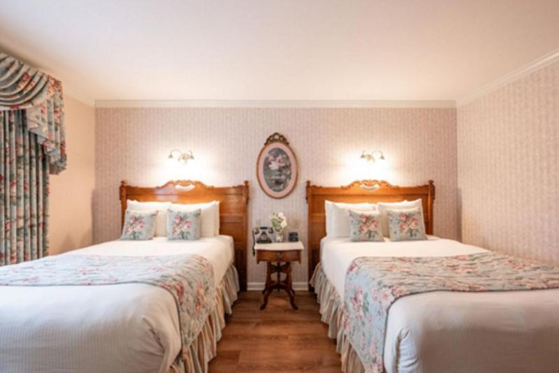 Standard Room with Two Double Beds image 3