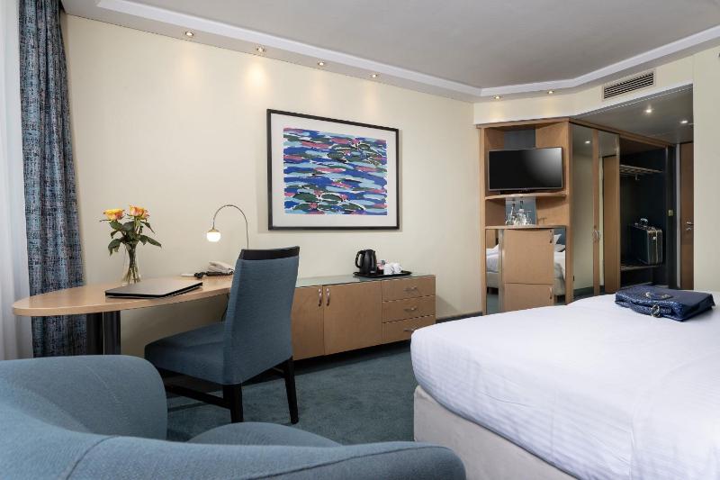 Classic Double Room image 4
