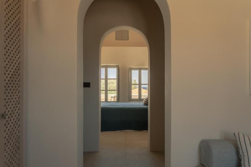 Suite with Balcony and Sea View image 4