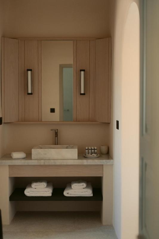 Suite with Balcony and Sea View image 3