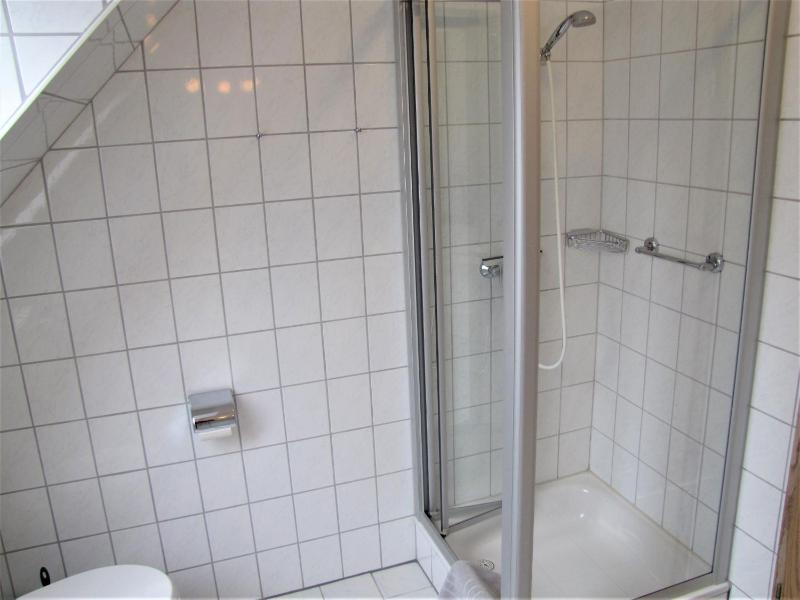 One-Bedroom Apartment with Shower image 4