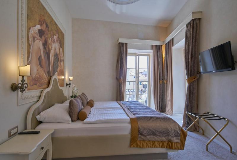 Executive Suite with Balcony image 3