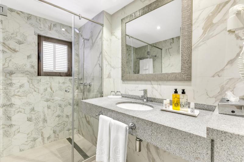 Superior Double or Twin Room with Sea View image 4