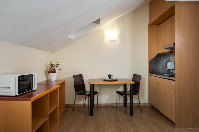 Triple Room with Kitchenette image 4