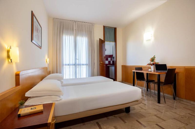 Twin Room with Kitchenette image 1