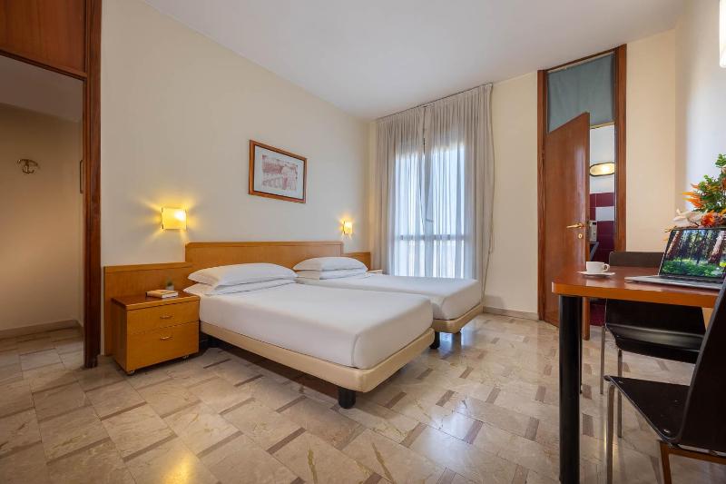 Twin Room with Kitchenette image 4