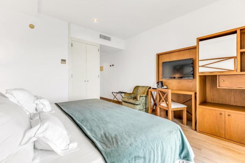 Superior Double or Twin Room with Sea View image 2