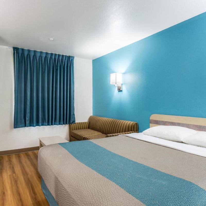 Queen Room - Disability Access - Smoking image 3