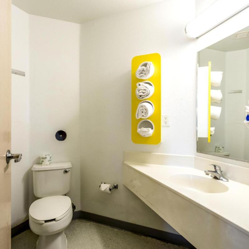Queen Room - Disability Access - Smoking image 2