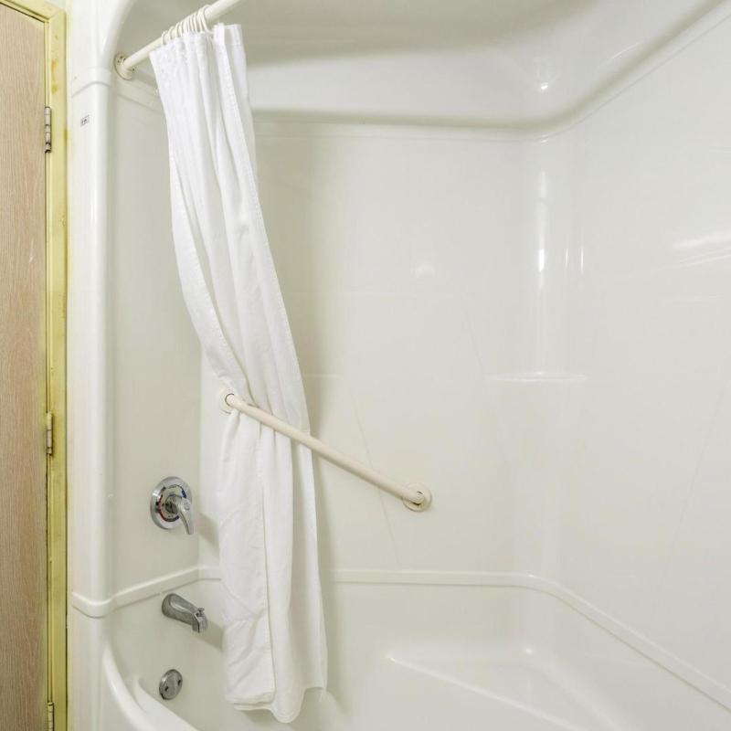 Queen Room - Disability Access - Smoking image 3