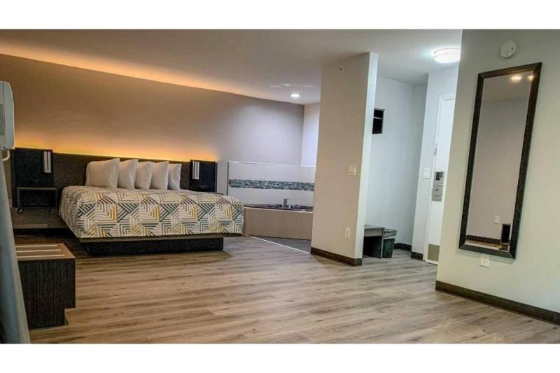 King Room with Spa Bath - Non-Smoking image 2
