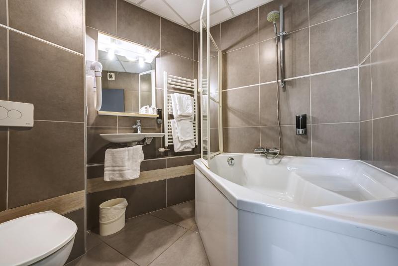 Twin Room image 4