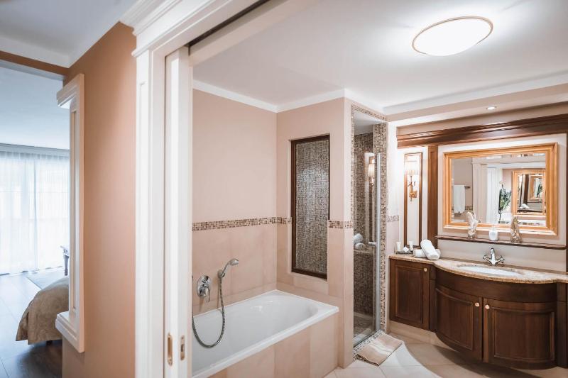Deluxe Double Room with Balcony image 3