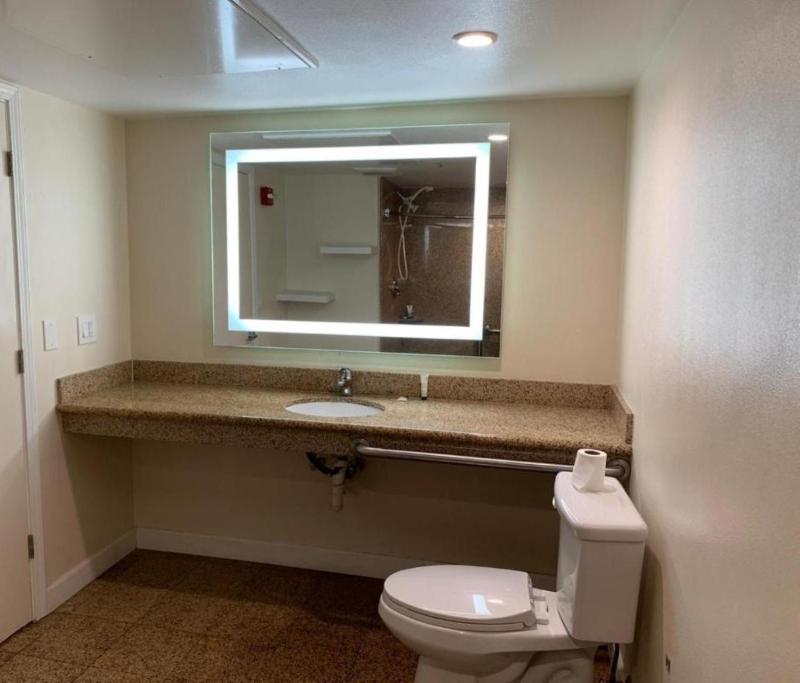 Queen Suite - Non-Smoking image 3