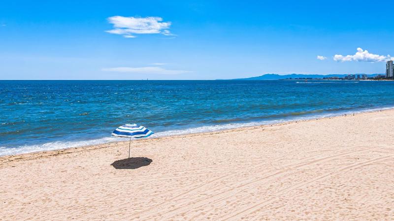 Beachfront Private Pool Theatre Room Views! - image 3
