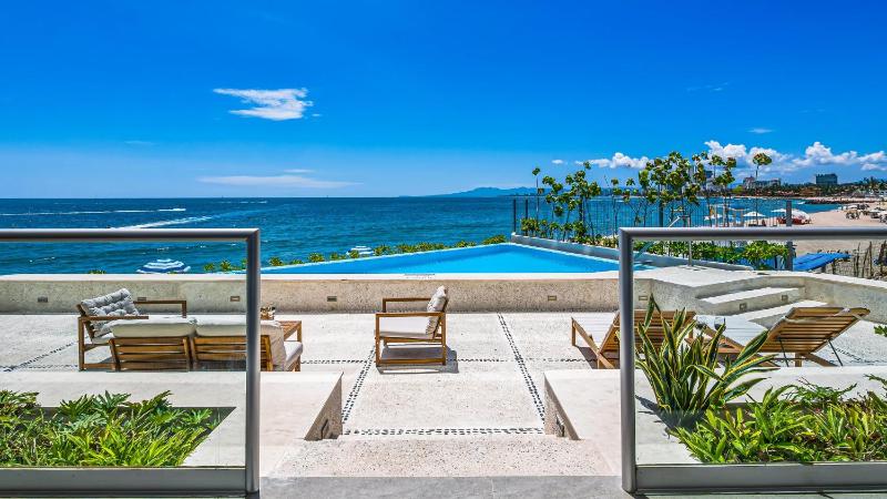 Beachfront Private Pool Theatre Room Views! - image 14