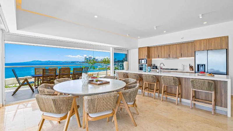 Beachfront Private Pool Theatre Room Views! - image 6
