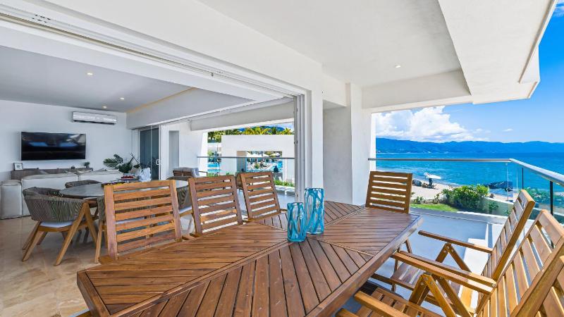 Beachfront Private Pool Theatre Room Views! - image 11