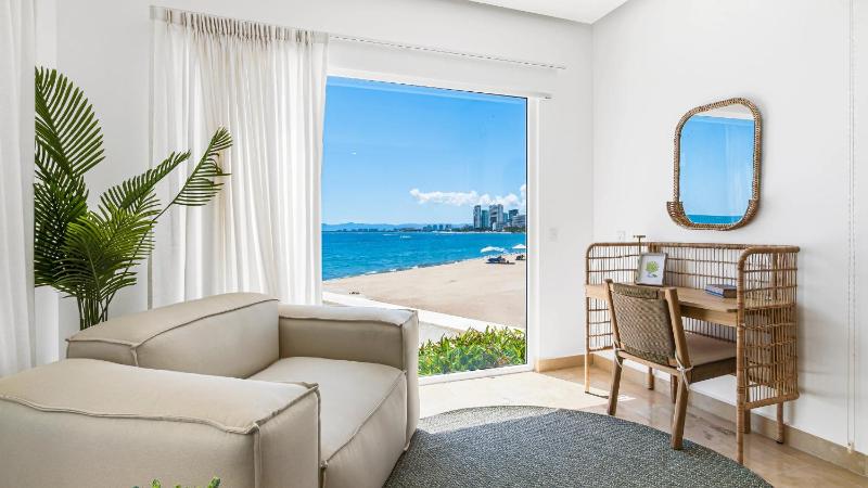 Beachfront Private Pool Theatre Room Views! - image 4