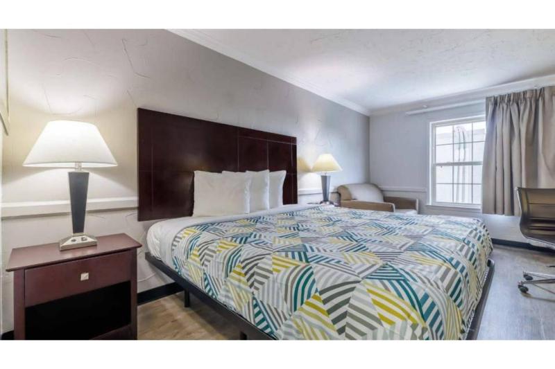 King Room with Roll-in Shower - Disability Access - Non-Smoking image 3