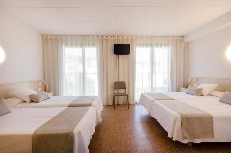 Family Room (2 Adults + 2 Children) image 1